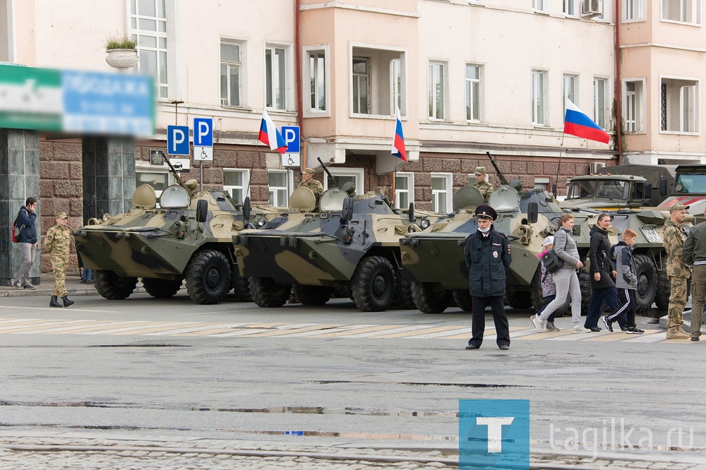 Все готово к началу прохождения военной техники по главной улице города