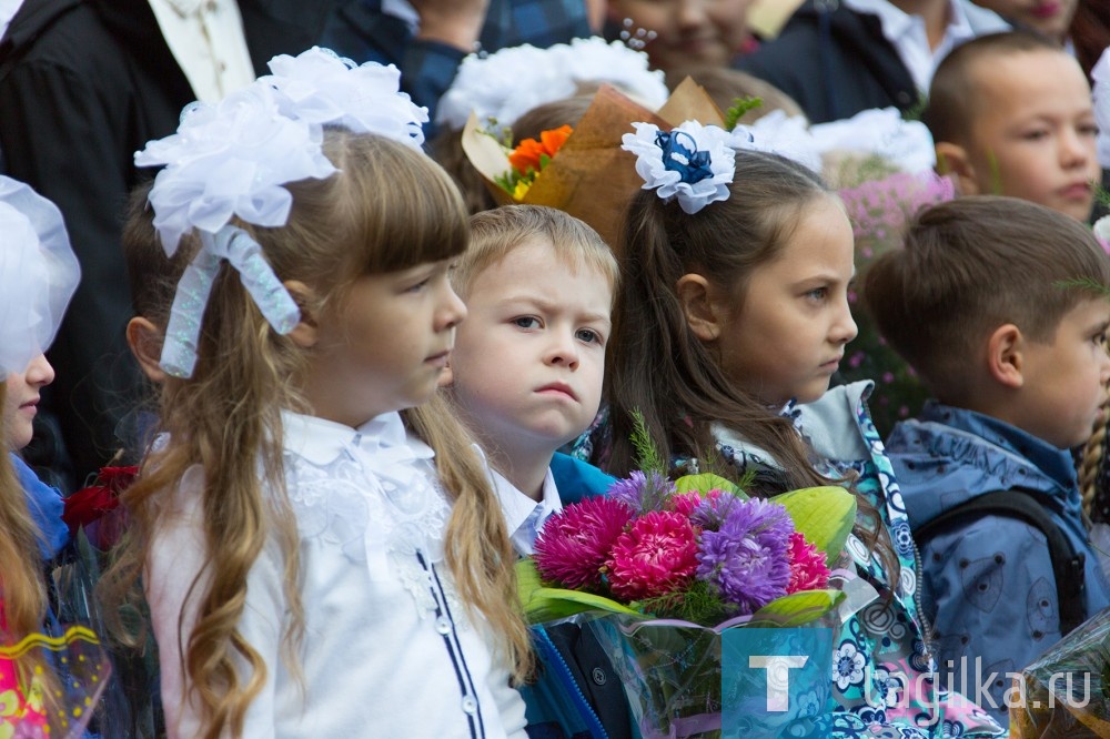 В школе № 65 прошла праздничная линейка