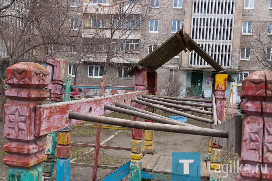 Лидеры народного фронта обсудили проблемы благоустройства и ЖКХ. Ул. Красноармейская 80.