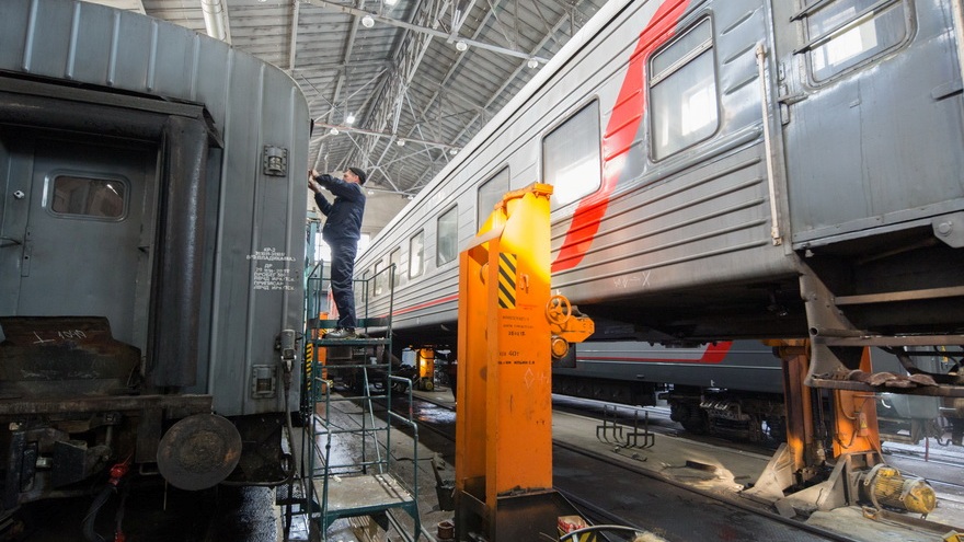 Свердловская железная дорога подготовила пассажирские вагоны и электрички к зиме 