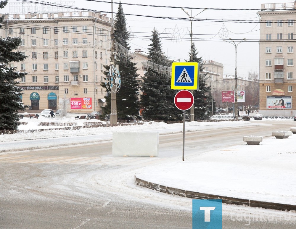 Работа кипит на двух площадях - Театральной и у КДК "Современник".

С 1 декабря закрыто движение по проспекту Строителей.