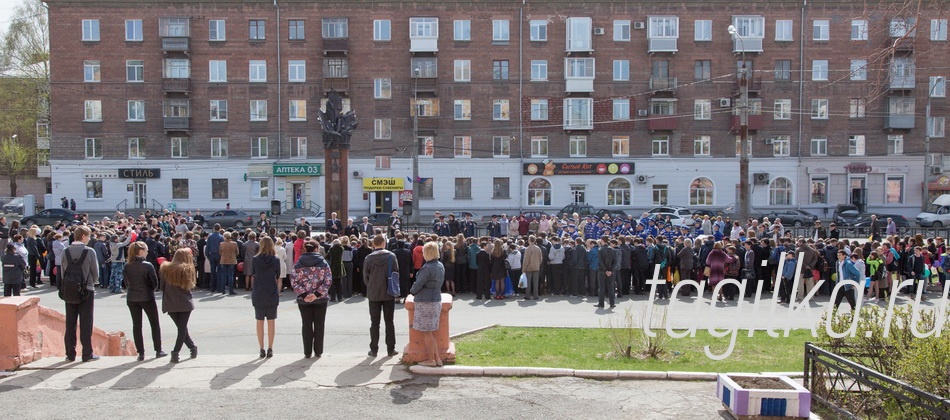 Митинг у памятника тагильчанам -Героям Советского Союза