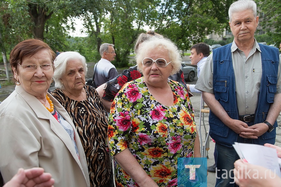 Тагильчане с трудом верят своим глазам: многолетние проблемы с благоустройством дворов решились за два дня