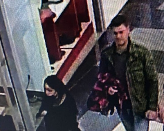 Полицейские устанавливают личности мужчины и женщины, подозреваемых в краже одежды