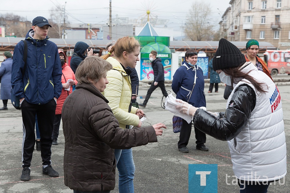 Волонтеры Нижнего Тагила раздают бесплатные многоразовые маски