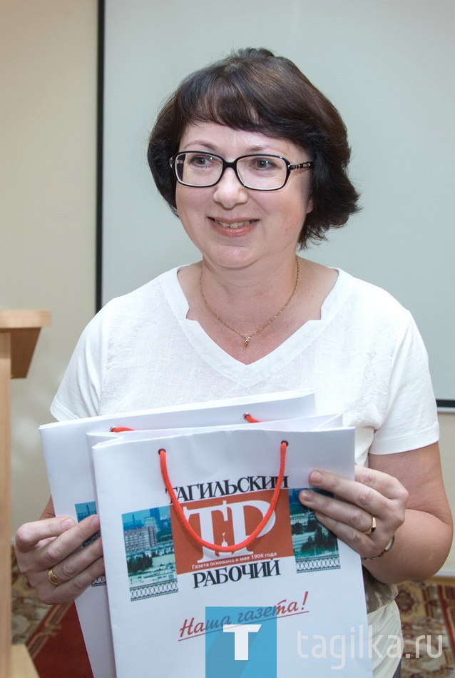 «Пусть ваша газета будет всегда»

– Наверное, каждый из нас задавался вопросом: что значит для него газета? Для кого-то это место работы, а для большинства нашего коллектива – значительная часть жизни. Это судьбы людей, события и проблемы, дыхание города, – отметила главный редактор издания  Ирина Татаринова. – Для меня «Тагильский рабочий» – газета, которая приходила в наш дом каждый день, когда я была еще маленькой. К ее созданию я тогда относилась, как к чуду. А потом сама стала частью журналистского коллектива. Мне посчастливилось работать с плеядой талантливых журналистов, среди которых – Нина Седова, Римма Свахина, Елена Пишванова, Ирина Денисова, Маргарита Литвинова. Я благодарна этим людям, их профессионализму и умению задать нужный тон в коллективе

А что такое «Тагильский рабочий» для тагильчан? Газета  никогда не позиционировала  себя как семейная, но, по сути, является таковою. И сегодня читатели пишут нам такие пожелания: «Пусть ваша газета будет всегда». Девиз «Всегда!», я считаю, вполне уместен для нашего юбиляра. 