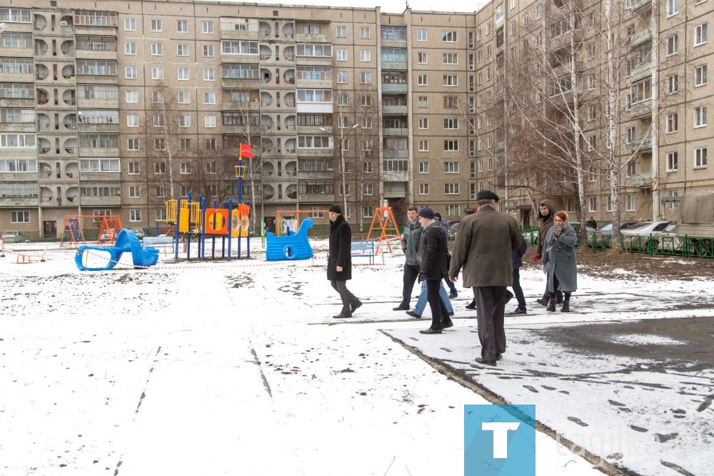 Третий адрес благоустройства - на Уральском проспекте, 58. Жители большой девятиэтажки захотели побольше физкультуры и движения, и не только летом, но и зимой. Поэтому в их дворе появились тренажерные комплексы, не уступающие тем, что стоят на улице Горошникова, на набережной. Обновление и оборудование двора обошлось в 12 млн., и здесь, как и на всех шести объектах, генподрядчик «Уралстройкомплекс» закругляется с монтажом конструкций и ограждений.
По результатам объезда депутаты взяли на заметку несколько вопросов.
