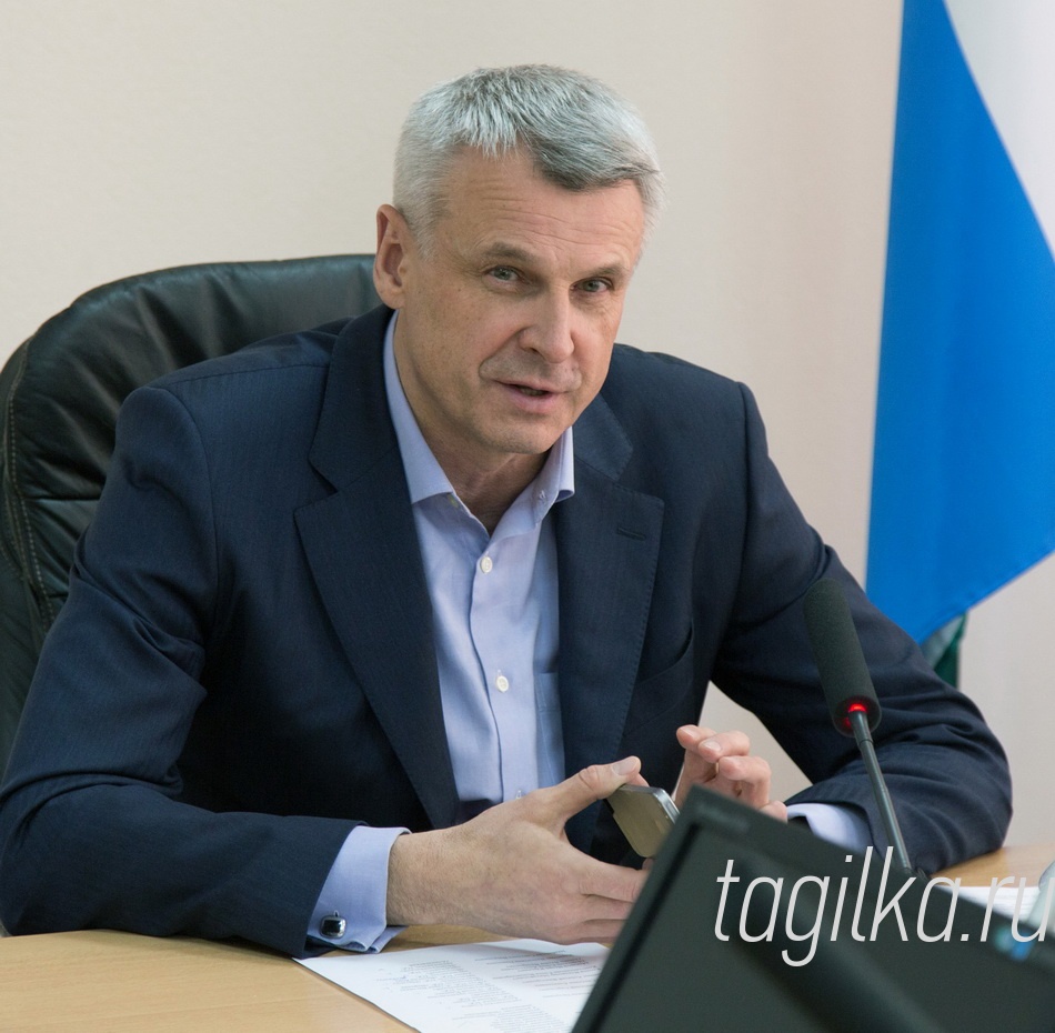 Встреча председателей ТОС.

Глава города обсудил вопросы сотрудничества с представителями ассоциации органов территориального общественного самоуправления. Созданная осенью прошлого года, эта ассоциация призвана передавать опыт работы начинающим ТОСам. По словам председателя ассоциации Татьяны Несоленихиной, из 37 зарегистрированных ТОСов фактически работают только 17. Одна из главных проблем инициативных групп, создающих территориальные объединения, - неумение или недостаточная активность во взаимодействии с предприятиями, молодежными организациями, советами ветеранов своего района.