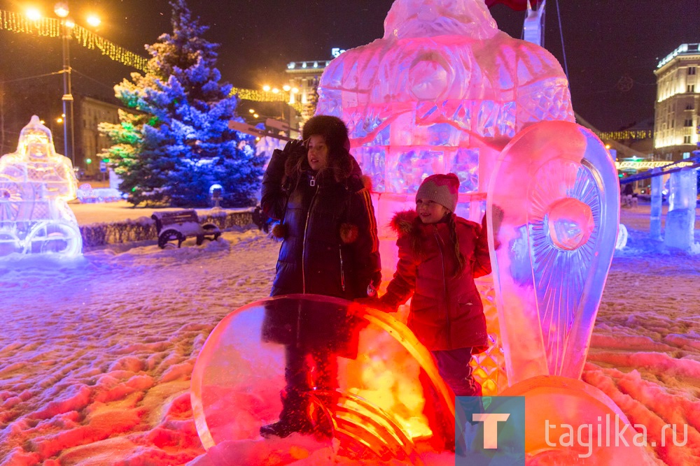 В центре Нижнего Тагила зажглась главная елка