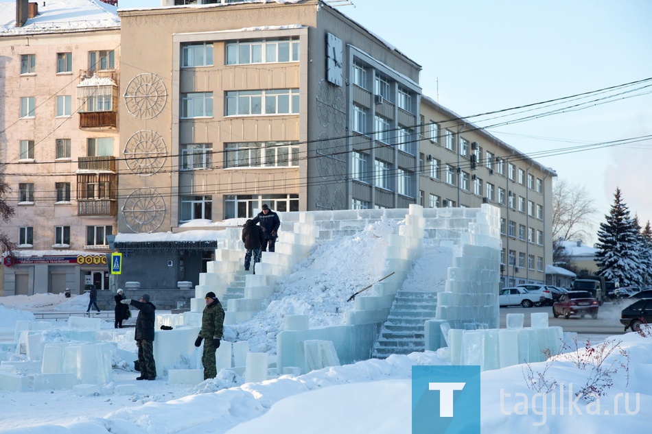 Вблизи драматического театра почти готова главная горка. Осталось художественно оформить борта и залить. Техническое открытие городка подрядчик планирует провести 23 декабря, 25-го объект будет сдан в эксплуатацию. 

Елена ПЕШКОВА. 
Фото Николая АНТОНОВА. 
