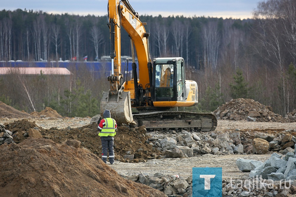 Строительство моста через Тагильский пруд по-прежнему идет в круглосуточном режиме