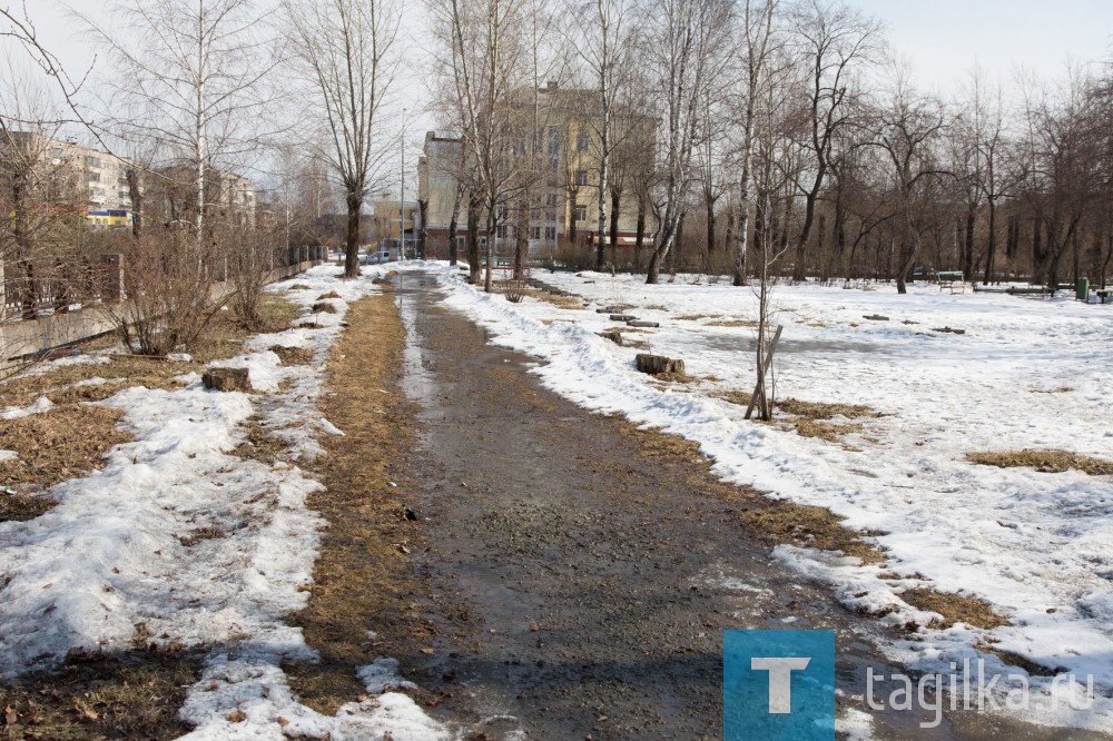 В апреле  Дзержинскому району Нижнего Тагила исполняется 85 лет. Так гласят официальные документы. Открываются выставки, проходят концерты, посвященные юбилею.  А мы решили прогуляться по улицам и посмотреть, как сегодня выглядит Вагонка.