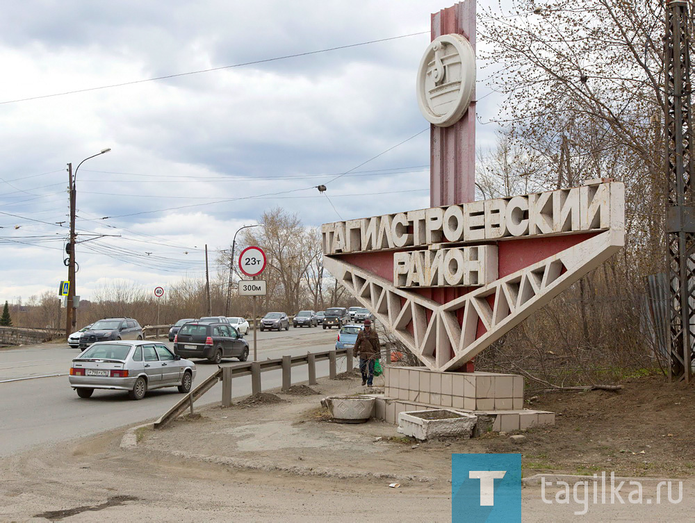 11 мая мостовой переход на улице Циолковского должен быть закрыт на капитальный ремонт.

Заключено дополнительное соглашение с министерством транспорта Свердловской области на получение 600 млн. рублей из федерального бюджета.

Генеральный подрядчик ООО «Уралстроймонтаж», который сейчас ведет подготовительные работы, получит аванс, предусмотренный муниципальным контрактом.

По информации руководителя проекта Владимира Останина, на данном объекте начаты подготовительные работы.

- Прошла вырубка деревьев, нами ограждена площадка под строительство очистных сооружений, производится установка предупреждающих знаков, - рассказал он. – В ближайшее время на очистных сооружениях начнется вывоз грунта. Сейчас согласовываем место, куда мы будем его вывозить. Пока все на данный момент.

Согласно договоренности подрядная организация «зашла» на объект пятого апреля.

