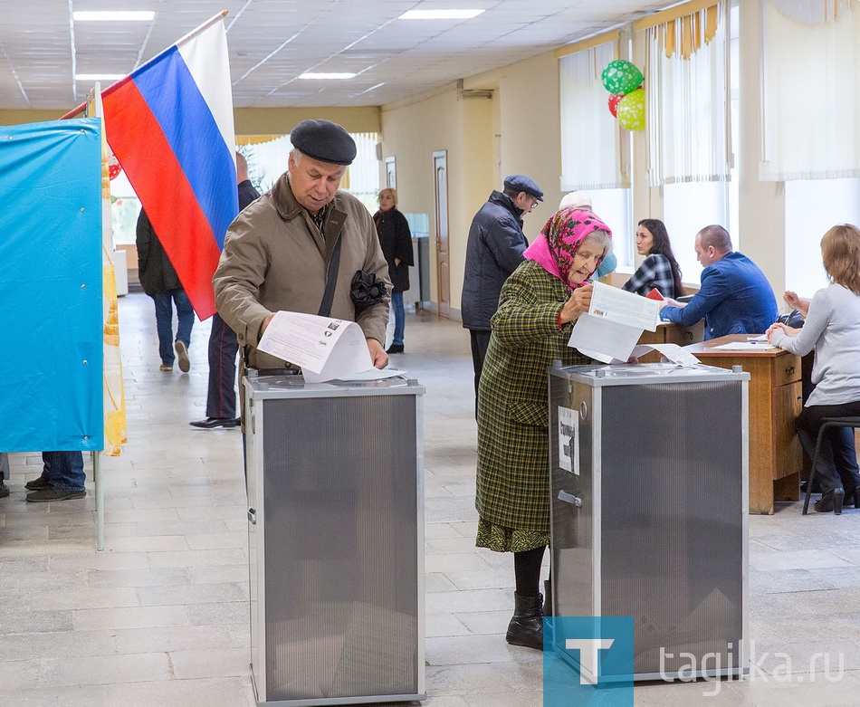 


В первые часы Дня выборов тагильчане проявили такую активность, что у кабинок для голосования создавались небольшие очереди. Люди получали по четыре бюллетеня - два за политические партии и два за кандидатов-одномандатников. Несмотря на обилие фамилий и партий, участвующих в выборах, путаницы не происходит:  избиратели спокойно проходят в кабинки, выходят оттуда уже с заполненными бюллетенями и опускают их в прозрачные урны.
