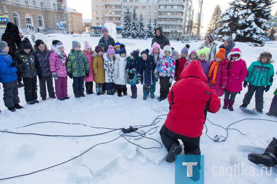 Подготовка Театральной площади к Новому 2017 году.