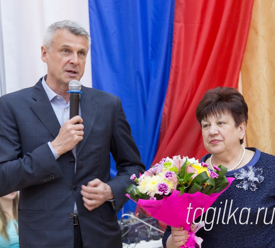 - Сегодня заканчивает школу поколение, родившееся в конце 90-х годов. Это был не самый лучший период в истории Нижнего Тагила, но мы смогли преодолеть все трудности. Важно, чтобы он никогда не повторился, чтобы город развивался динамично. Тагил этого достоин, - сказал мэр. - Тот багаж знаний и жизненного опыта, который вы вынесете из стен школы, позволит вам покорять новые вершины. И где бы вы ни находились, помните, вы – тагильчане.