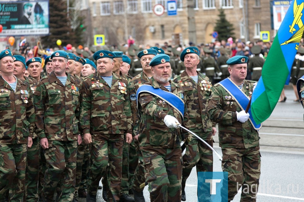 Парад продолжили представители ГУФСИН, ветераны ВДВ
и пограничных войск: 28 мая они будут отмечать 100-летие со дня
образования погранвойск. Кадеты школ №21 и №13, воспитан-
ники клуба юных моряков своей выправкой доказали: у ветеранов
подрастает достойная смена.