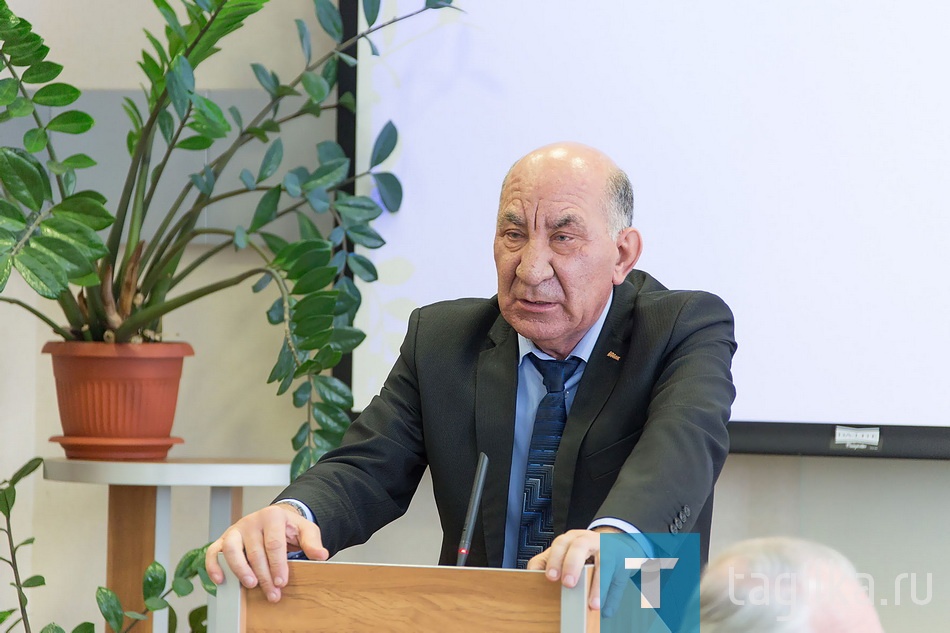 -Я не исчезаю насовсем, мы продолжим работать командой. В областном Заксобрании я стал заместителем нашего земляка Вячеслава Погудина в комитете по социальной политике, - обратился к коллегам Владимир Радаев. -Спасибо вам за совместную полезную работу. Остаюсь вашим единомышленником в решении социальных вопросов и всего, что касается Нижнего Тагила – отстаивали интересы города и продолжим это делать. Сейчас в Заксобрании началась работа над бюджетом. Процесс идет очень тяжело. Будем биться за город.

Владимир Григорьевич пообещал не оставить без депутатского внимания жителей бывшего своего избирательного округа №6 в Нижнем Тагиле.