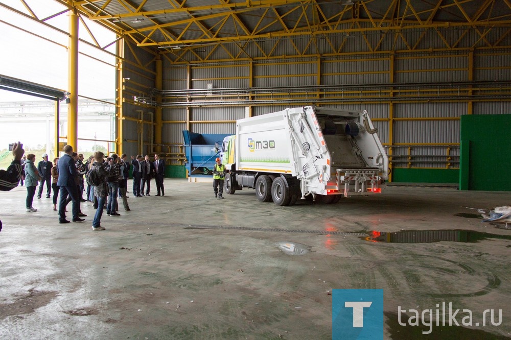 - На нашем мусоросортировочном комплексе почти полностью автоматизированное производство, использованы наиболее современные технологии для сортировки коммунальных отходов. В Уральском федеральном округе мы первыми приступили к созданию системы обращения с ТКО. Тема сортировки отходов сейчас активно набирает обороты, поэтому к нам приезжают специалисты из других регионов, чтобы изучить опыт. В свое время и мы точно так же искали территории, где уже что-то подобное было внедрено, чтобы взять на вооружение лучшие идеи и наработки. Сегодня показали линии коллегам из Свердловской области, - рассказал генеральный директор ООО «Тюменское экологическое объединение» Константин Фрумкин. 

Аналогичный комплекс уже через два года будет построен в Нижнем Тагиле. Напомним, концессионное соглашение по созданию объектов для обработки ТКО было подписано между администрацией Нижнего Тагила и «Облкоммунэнерго» в июне этого года. 