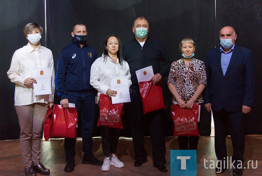 Благодарственные письма главы города получили Юлия Богданова (СШОР «Юпитер», плавание), Алексей Богданов (СШОР №3, борьба), Дина Корюкова (СШОР №3, художественная гимнастика), Сергей Норин (СШ «Юность», футбол) и Вероника Тютина (СШОР №1, спортивная гимнастика).

Благодарностью администрации города отмечены Дмитрий Едомин (СШОР «Аист», прыжки на лыжах с трамплина), Андрей Путин (СШ №4, баскетбол), Мария Уймина (СШОР «3, художественная гимнастика), Елена Небогатова (СШОР «Юпитер», олимпийское тхэквондо).

Благодарственное письмо Нижнетагильской городской думы вручили тренеру по гребному слалому СШОР «Уралец» Кириллу Базину.


Татьяна Шарыгина
Фото Сергея Казанцева
