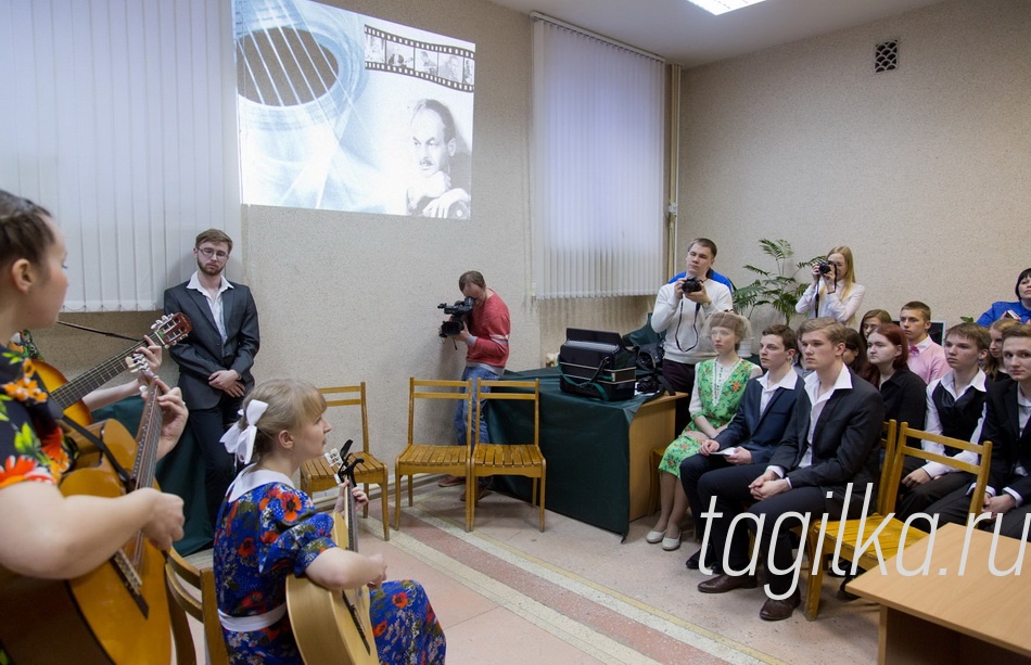 Классика в широком смысле слова
Студия «Театральный остров» школы №10 показала тагильчанам литературно-музыкальную композицию, посвященную творчеству Булата Окуджавы.