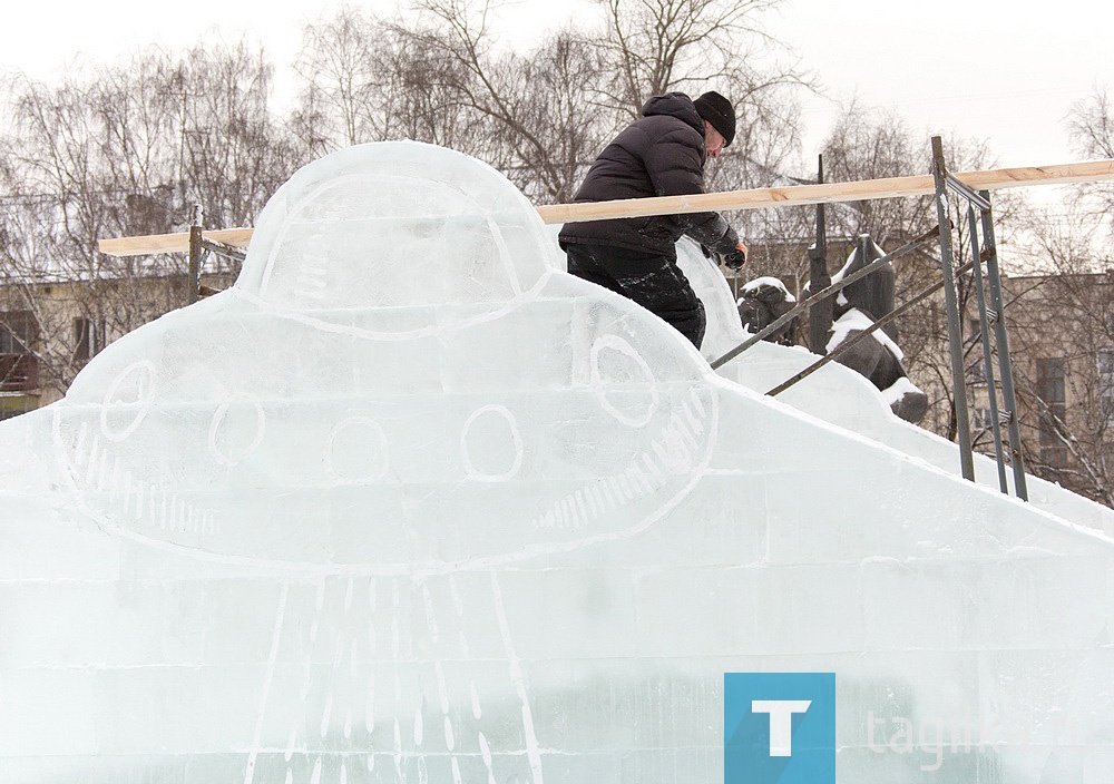 Строительство ледового городка на Театральной площади