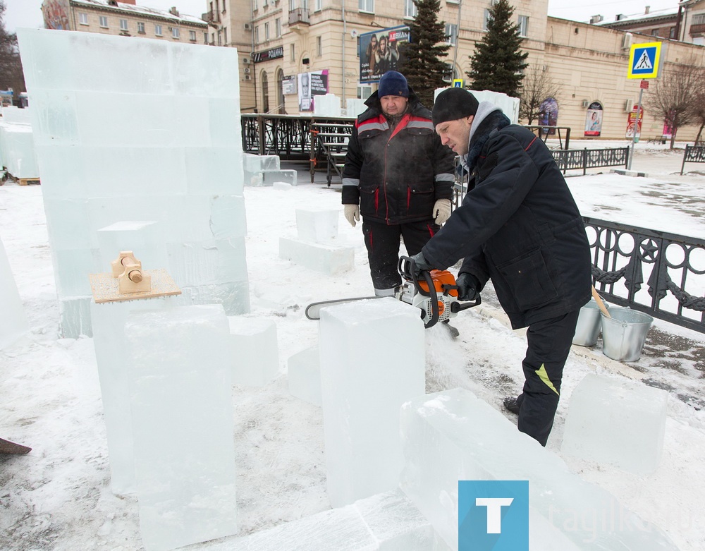 На Театральной площади приступили к строительству снежного городка