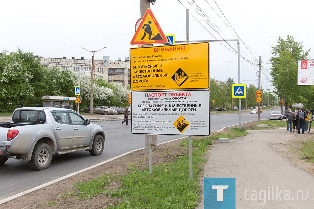 В Дзержинском районе в рамках национального проекта "Безопасные и качественные автомобильные дороги" ведутся работы на улицах Юности, Алтайской и Свердлова.
В ближайшее время подрядчик - УБТ- Сервис - зайдет на улицу Окунева.
На Юности уложен асфальт на участке от Восточного шоссе до Энтузиастов.
Подрядчики занимаются реконструкцией транспортной развязки на въезде на Вагонку.
Теперь движение автомобилей и трамваев упорядочат, они не будут мешать друг другу и провоцировать аварийные ситуации и пробки.
В этом поможет островок безопасности.
Между трамвайных путей укладывают плитку, а переезд мостят гранитом.
На Свердлова асфальт уложен на 70%.
На Алтайской от Володарского до Юности заканчивается установка бордюрного камня, от Юности до Бобкова идёт асфальтирование.
В этом году на Вагонке отремонтируют и участок улицы Чайковского, который перешёл из плана на 2021 год.
Для проведения работ получено дополнительное финансирование.

Татьяна Шарыгина
Фото Сергея Казанцева