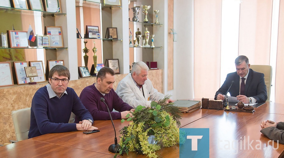 Арифметика тагильских хлебопеков проста: если численность населения города, 360 тысяч, умножить на норму 200 граммов, получается 72 тонны хлеба и хлебобулочных изделий. Значит, примерно столько тагильчане съедают хлеба за сутки. Тагильский завод производит и продает 26,8 тонны в сутки. Таким образом, большая часть, 46 тонн, приезжает в Нижний Тагил с других территорий. 


 За девять месяцев этого года ОАО «Тагилхлеб» во все уровни бюджетов перечислил более 90 млн. рублей налогов. Сумма могла быть и больше, если бы обороты выросли. 
