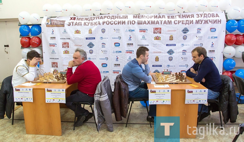 XII международный шахматный мемориал.

Соревнования проходят по швейцарской системе, победителей определят по количеству набранных баллов по итогам девяти туров. И уже первый турнирный день интеллектуальных сражений обещает стать интересным и зрелищным. Взгляды присутствующих будут прикованы к поединку учащегося гимназии № 86 Андрея Шатуна и самого юного участника мемориала, обладателя титула чемпиона Европы 10-летнего Володара Мурзина, который учится в школе № 32. Но главной интригой первого тура станет встреча за шахматной доской именитого новосибирского гроссмейстера Сергея Юдина и учащегося школы 75/42 Петра Махнева.