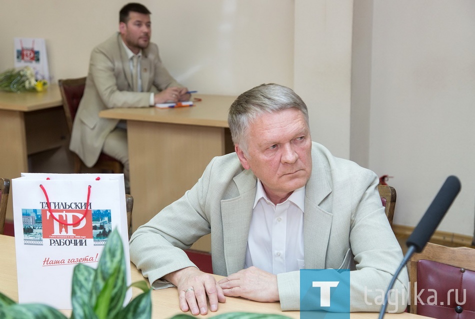 «Пусть ваша газета будет всегда»

Коллег поздравил секретарь Свердловского творческого союза журналистов Сергей Лошкин, для которого «Тагильский рабочий» стал родным около 40 лет назад. Начинал корреспондентом, затем был редактором газеты. Сергей Леонардович поблагодарил коллег за плодотворное сотрудничество и пожелал творческих успехов