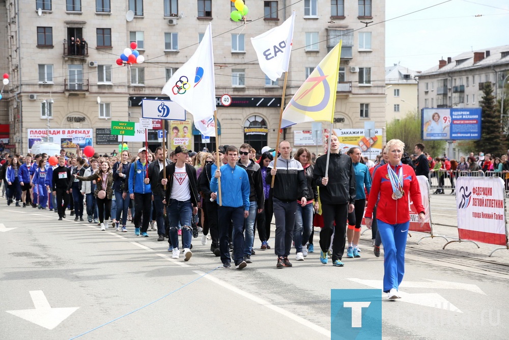 В Нижнем Тагиле продолжают праздновать День Победы. Колонны демонстрантов покинули Театральную площадь и центральные улицы. Теперь их заняли легкоатлеты. 

Состоялось торжественное открытие традиционной эстафета на призы газеты «Тагильский рабочий».

В этом году она проходит в 70-й раз. Соревнуются несколько поколений тагильчан – от школьников до ветеранов.