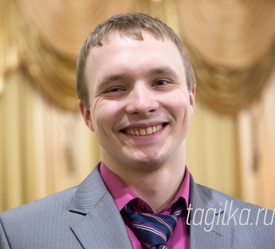 Электромонтер Андрей Поте-
ев, удостоенный звания лауре-
ата молодежной премии, в до-
менном цехе работает два года:
- Еще будучи студентом гор-
но-металлургического коллед-
жа, проходил практику на ком-
бинате. Работа пришлась по
душе, очень понравился коллек-
тив, поэтому решил остаться.
Мы как одна семья. В новогод-
ние праздники всей бригадой
ездили на горные источники в
Туринск, рыбачили на Челябин-
ских озерах.
Андрей получает высшее об-
разование, участвует в профсо-
ревнованиях и конференциях,
общественной жизни комбина-
та. В прошлом году занял тре-
тье место в конкурсе «А ну-ка,
парни!», «изюминкой» его но-
мера в отчетном концерте был
светодиодный костюм, кото-
рый электромонтер смастерил
своими руками. Отец молодого
человека тоже работает на ЕВ-
РАЗ НТМК. Александр Юрье-
вич – слесарь шестого разряда
в цехе ремонта и эксплуатации
локомотивов.