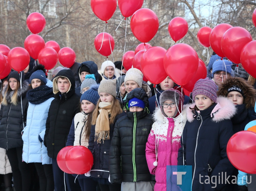 В школе № 80 официально начал свою работу спортивно-патриотический клуб «Первый». Клуб организовал одноименный благотворительный фонд при участии неравнодушных тагильчан. Ремонт и подготовка залов заняли полгода. 

- Помещение не ремонтировалось порядка 15 лет. Была полностью заменена канализация, кровля, рассказал Дмитрий Костенников, директор благотворительного фонда «Первый», ветеран пограничных войск. 


В клубе проводятся занятия по армейскому рукопашному бою, боксу, самбо, тайскому боксу и кикбоксингу. Среди инструкторов – чемпионы мира, Европы, России и Вооруженных Сил. Дети из малообеспеченных семей будут заниматься бесплатно, подтвердил Дмитрий Костенников. Сейчас уже записалось около 50 юных тагильчан. 


Особое внимание в клубе уделяется патриотическому воспитанию. На базе «Первого» уже прошло несколько уроков мужества, более 300 школьников побывали на встречах с ветеранами. 

- Сегодня слово «спорт» сочетается со словом «патриотизм». Важно не нападение, а самосознание того, что ты обязан защищать. Важно вложить в голову тем, кто здесь будет заниматься – ты должен защитить родину, - заявил на церемонии открытия глава города Владислав Пинаев. Мэр добавил, что такие центры нужно поддерживать. 

Антон Исаев
Фото Сергея Казанцева