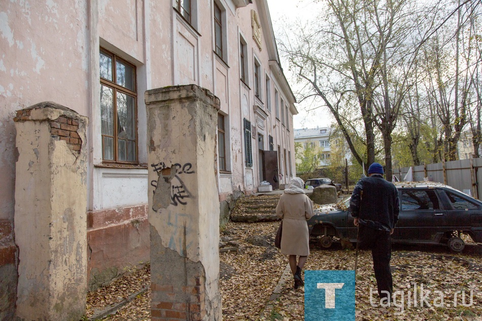 "Звездный остров" не мираж!

Сейчас его организаторы встали перед выбором: прекратить работать до наступления весны или найти добрых людей, спонсоров, которые помогут с установкой системы отопления в бывшем здании школы №72 по улице Кутузова, 7, на Тагилстрое, где теперь размещается кризисный центр. 
