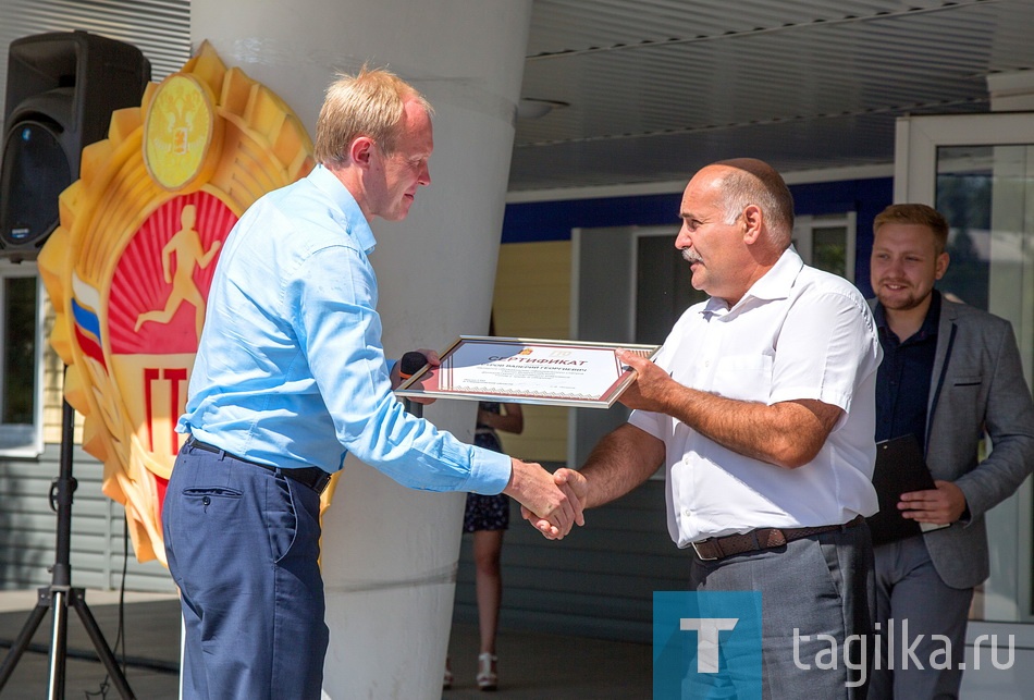 Вручение удостоверений и значков ГТО.