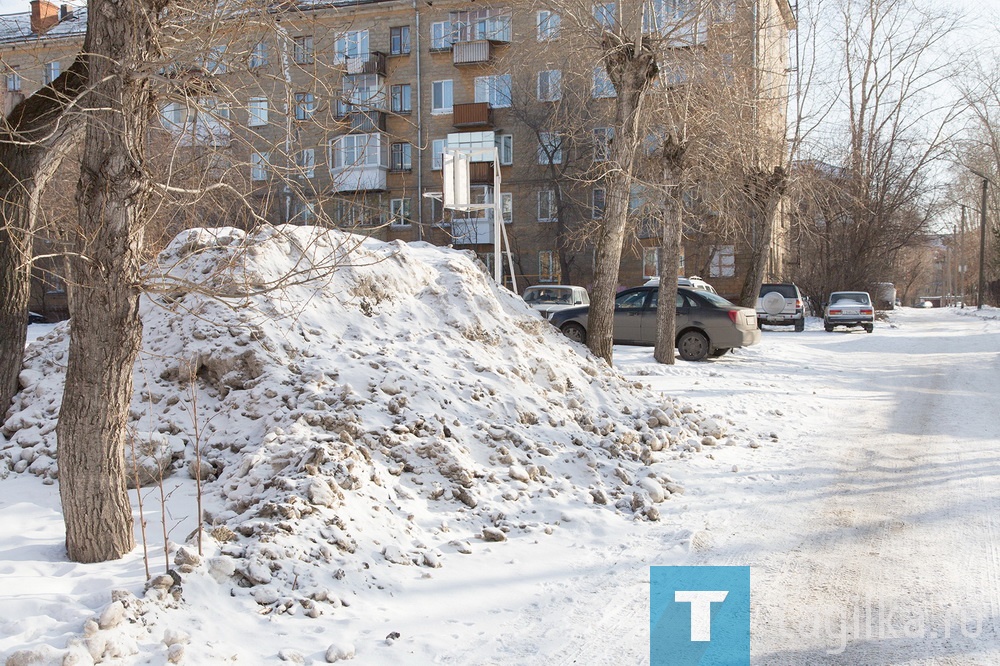 Видно, что дворовые проезды здесь чистили и с помощью трактора – о том свидетельствует огромный курган. И если на уборку проездов компании еще находят средства, то с вывозом бывает сложнее. Все зависит от ответа на вопрос, навредит ли таяние «дворового» снега территории?
Обращения по поводу проблем, связанных с уборкой снега, тагильчанам рекомендуют направлять в районные администрации, в острых ситуациях можно звонить в ЕДДС.

Ирина ПЕТРОВА
ФОТО СЕРГЕЯ КАЗАНЦЕВА