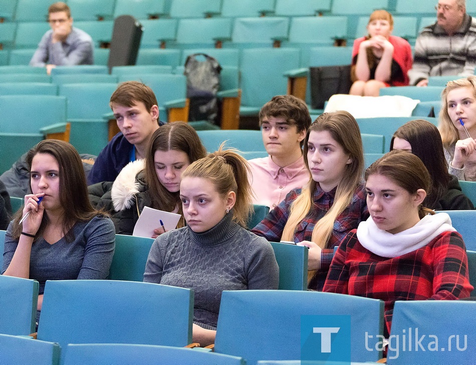 Первый фестиваль прошел в 1994 году, тогда свое вокальное мастерство продемонстрировали всего 15 исполнителей. С тех пор популярность «Афганского ветра» значительно выросла. Со сцены поют школьники, студенты, военнослужащие, ветераны боевых действий, барды, пенсионеры. 
