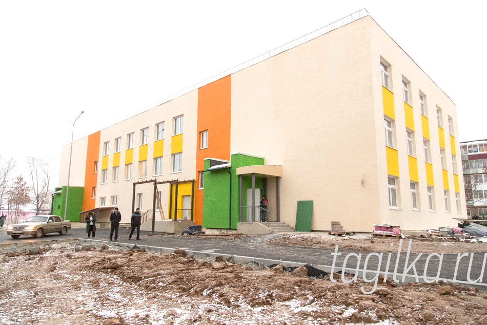  Благодаря ярким желто-
оранжевым фасадам «дома для
дошколят» по Тельмана,13а,
микрорайон однообразных хру-
щевок приобрел современные
очертания. Но это, конечно, не
самое главное.
Важно, что уже в начале 2016
года 130 семей смогут отпра-
вить сюда своих малышей. Под-
рядчики обещают закончить ра-
боты до конца декабря и уже
вышли на финиш по отделке. 