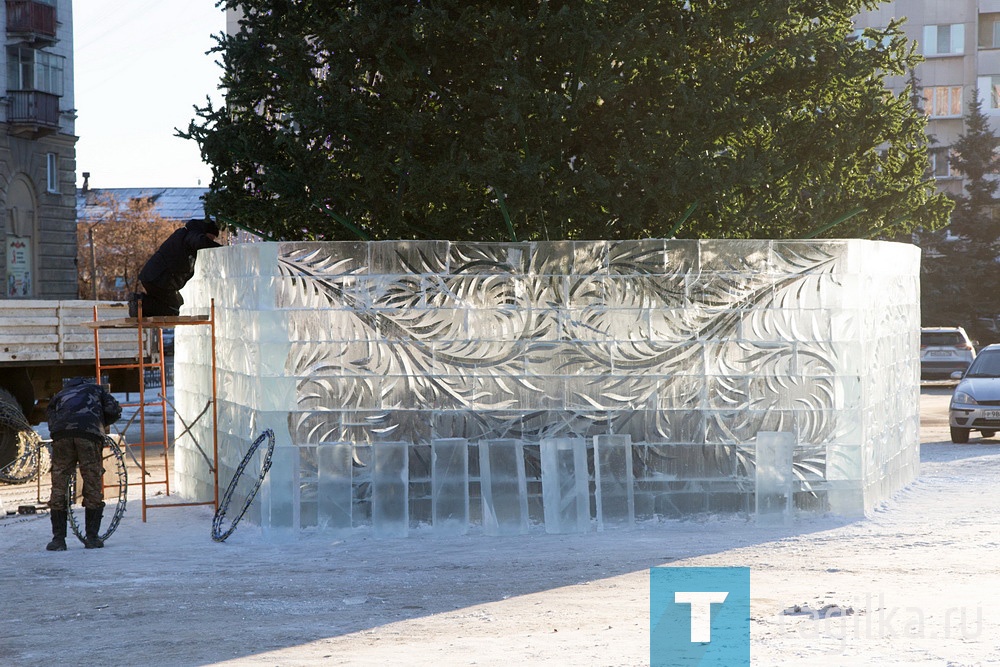 На Театральной площади идет строительство ледового городка