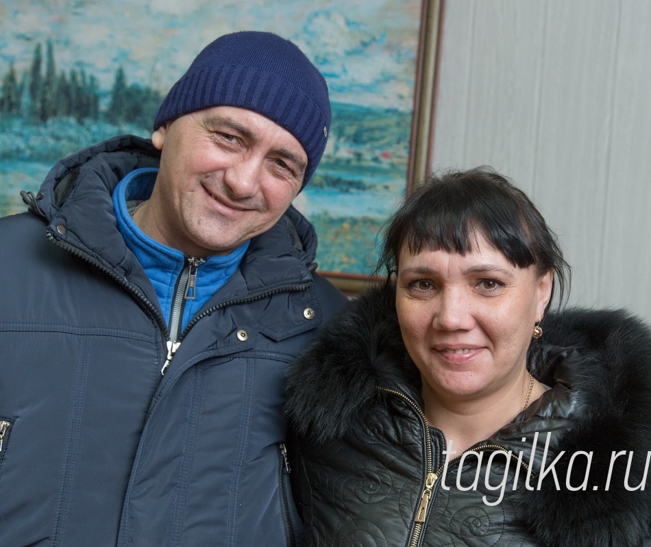 Семьи получили свидетельства на улучшение жилищных условий.

Владимир и Елена Мордвиновы

Среди тагильчан, в жизни которых в
ближайшее время грядут жилищные пе-
ремены, – семья Мордвиновых. Влади-
мир и Елена вместе с четырьмя детьми
ютятся в двух комнатах общежития.
– Одна комната – детская, другая
наша с мужем, – рассказывает Елена. –
Соседи у нас все хорошие, тоже семей-
ные, и живем мы дружно. Счастье ведь
измеряется не квадратными метрами, а
совсем другими вещами, которые не ку-
пишь за деньги. Главное – это взаимо-
понимание и помощь друг другу. Семья
должна быть как единый кулак, противо-
стоящий любым жизненным трудностям.
Один ребенок – инвалид по зрению.
Несколько лет назад девочке был выдан
в собственность участок земли на Руд-
нике. Теперь, получив сертификат, ро-
дители собираются начать долгождан-
ное строительство своего дома на этом
участке.

Размер социальной выплаты зависит от количества детей в семье и средней рыночной стоимости 1 кв.м. жилья, и составляет от 30 до 50% расчетной стоимости помещения. Минимальная выплата составит порядка 1, 2 млн рублей, а максимальная – 2, 8 млн рублей.  