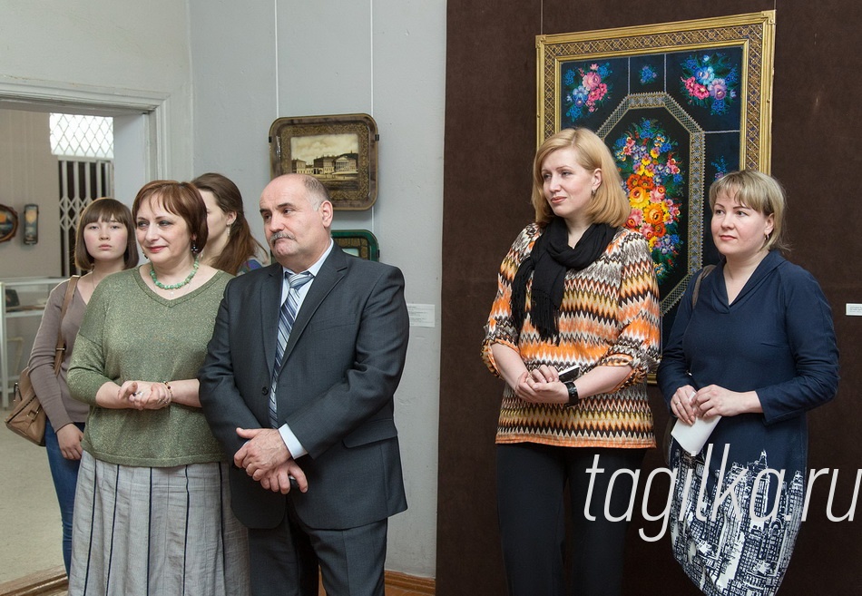 «Февральский вернисаж». Выставка подносов.