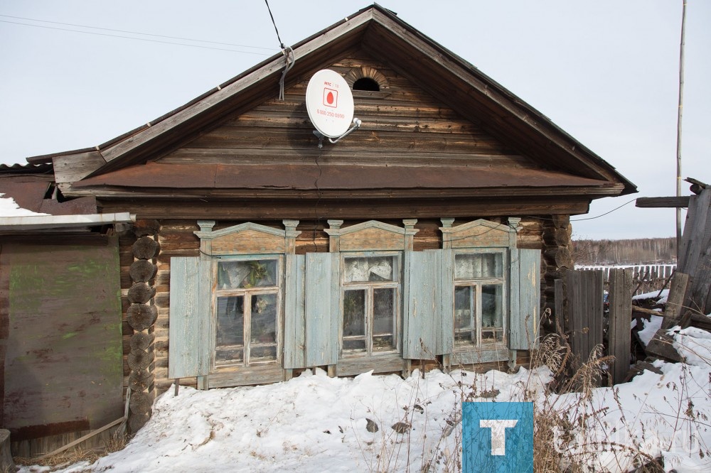 Жители в курсе, что на месте их домов будет строиться мост. Честно признаются, что уезжать никуда не хотят, потому что «здесь родились, выросли, у многих дома остались от родителей, бабушек и дедушек». В общем, сниматься с насиженного места в преклонном возрасте непросто, но нужно. И это жители домов тоже понимают.