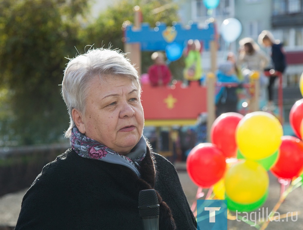 Представительница актива дома Нина Блохина от лица всех жителей поблагодарила за ремонт. «Вспомните, какими были наши дворы до реконструкции – ямы, лужи, отсутствие детских и спортивных аттракционов, - обратилась она к собственникам. – Сколько мы собирались, обсуждали, спорили. Хорошо, что в конечном итоге пришли к единому мнению и теперь радуемся преобразованиям, которые произошли во дворе. Искренне благодарю администрацию города, строителей и всех, кто помогал воплотить нашу мечту!».

Пресс-служба Администрации города
Фото Сергея Казанцева