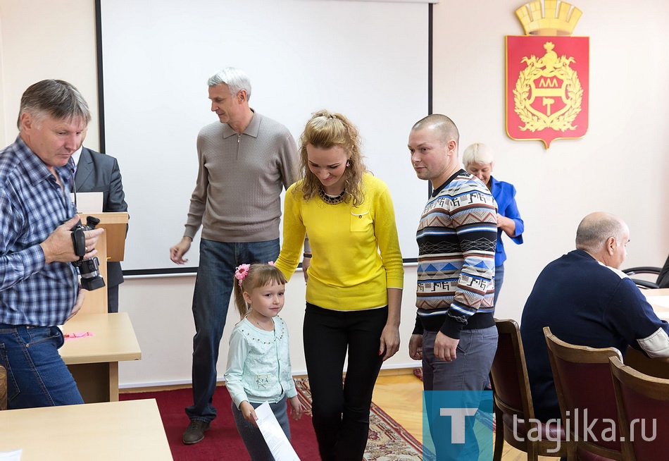 Молодым семьям вручили сертификаты на приобретение (строительство) жилья.

Семья Сивковых
