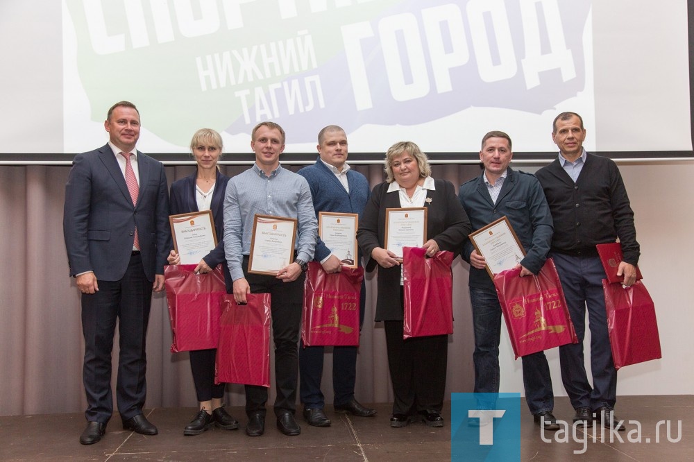 К профессиональному празднику награды получили тренеры, спортсмены, ветераны физкультурного движения