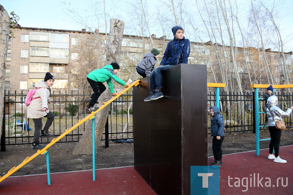 В 13-й школе сегодня торжественно открылась новая спортивная площадка