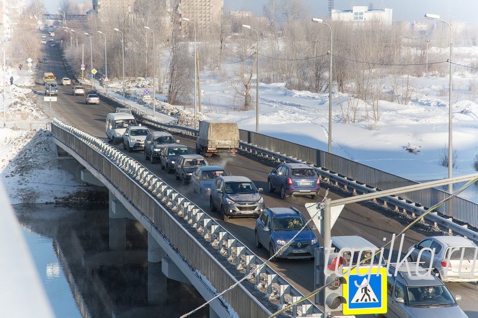 Привыкаем ездить по новому.

После девяти утра автомобилей стало значительно меньше, дви-
гались без задержек. 

Татьяна ШАРЫГИНА.
ФОТО СЕРГЕЯ КАЗАНЦЕВА.