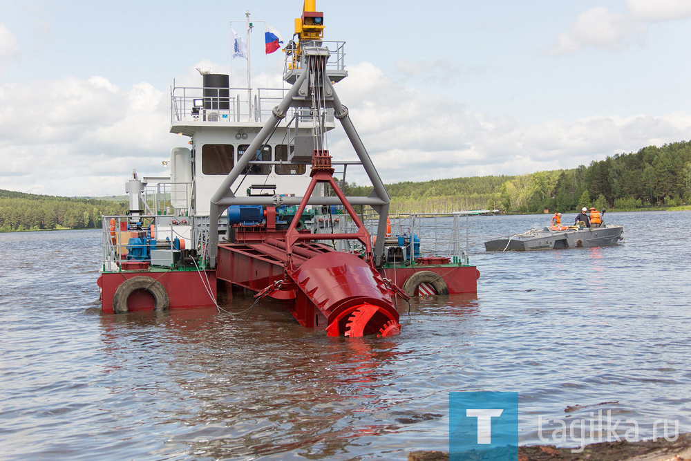Земснаряд для очистки донных отложений Черноисточинского пруда спустили на воду