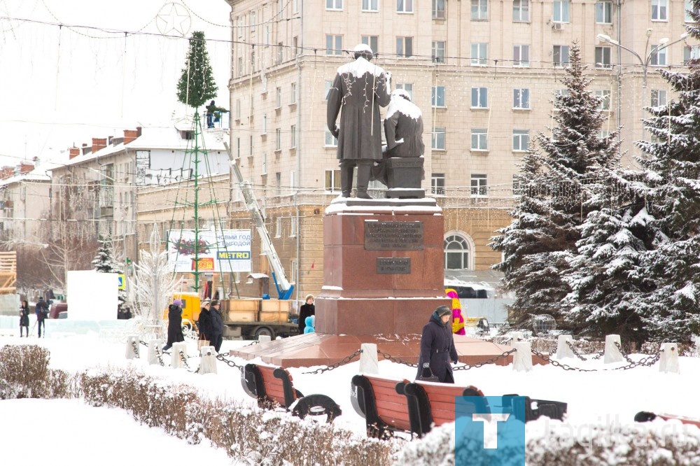 На Театральной площади началось строительство ледового городка. С 4 декабря закрыто движение по проспекту Строителей на участке от дома №8 до улицы Пархоменко. Рабочие приступили к монтажу главной городской искусственной ели.
